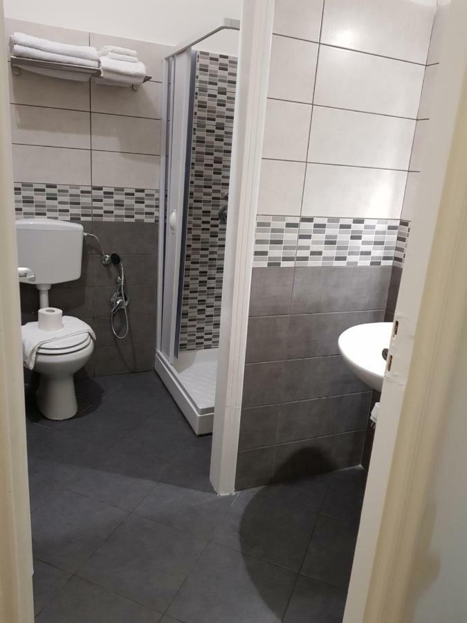 Camera Budget Doppia con Letti Singoli con Bagno Privato Esterno
